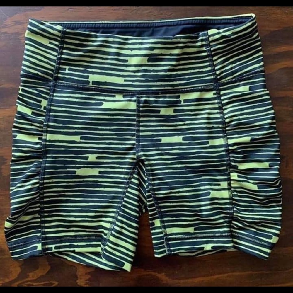 Lululemon Seawheeze Shorts - Picture 2 of 3